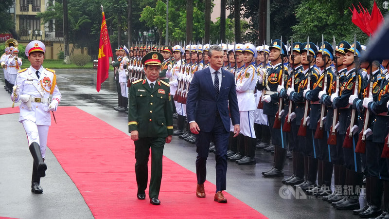 2日下午河內飄雨,但不減越南軍方對美國國防部長赫格塞斯的熱情歡迎。歡迎典禮演奏國歌後,美國防長赫格塞斯(前排右)接受越南三軍禮儀隊迎接。前排中為越南國防部長潘文江。中央社記者曾婷瑄河內攝 114年11月2日