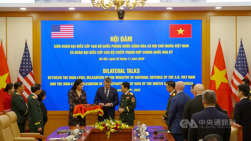 美國國防部長赫格塞斯(台前中)與越南國防部長潘文江(台前右)2日雙邊會談後,兩方互贈越南戰爭遺物。應對越戰遺留問題,為兩國政府、人民互信與合作的基礎。中央社記者曾婷瑄河內攝 114年11月2日