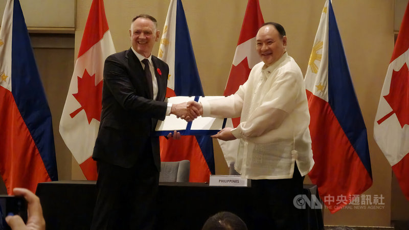 菲律賓國防部長鐵歐多洛（右）與加拿大國防部長麥根第2日在馬卡蒂市（Makati）簽署軍隊互訪地位協定（SOVFA）。中央社記者林行健馬卡蒂市攝　114年11月2日