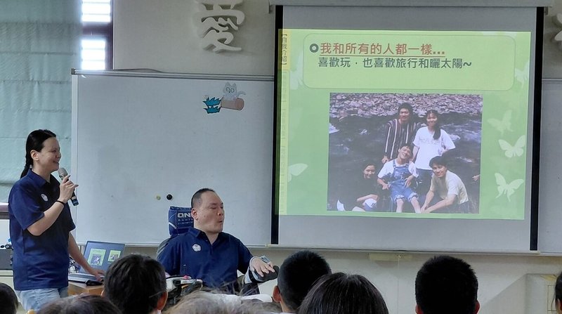 教育部辦理「生命教育人才庫講師」專題講座,生命教育講師陳銘哲(左2)前往彰化縣大西國小分享自己的成長奮鬥過程。(教育部提供)中央社記者許秩維傳真 114年11月2日