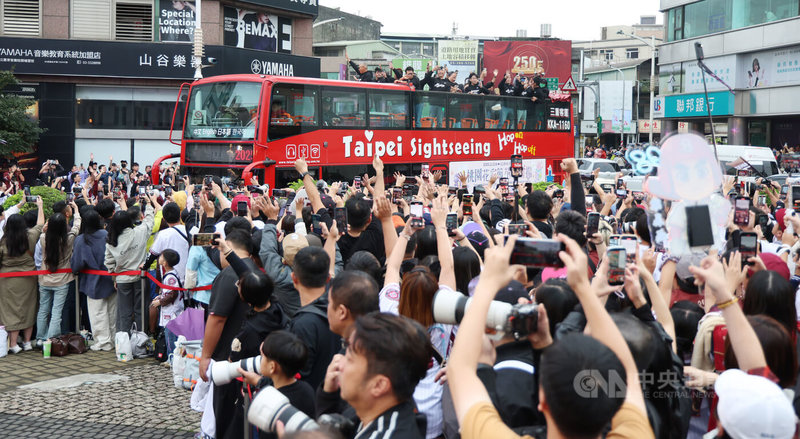 許多球迷在終點站桃園市政府前廣場迎接球員。中央社記者張新偉攝 114年11月2日