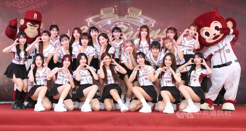 樂天女孩全程參與活動,為「封王遊行暨簽名會」活動跳開場舞。中央社記者張新偉攝 114年11月2日