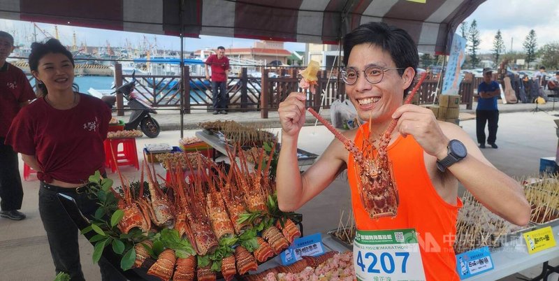2025菊島澎湖跨海馬拉松,來自國內外3400多名選手,2日拂曉時分開跑,場面盛大,參賽選手可在賽道10處美食攤位中,品嚐龍蝦、花枝丸等海鮮與在地特色美食。中央社 114年11月2日