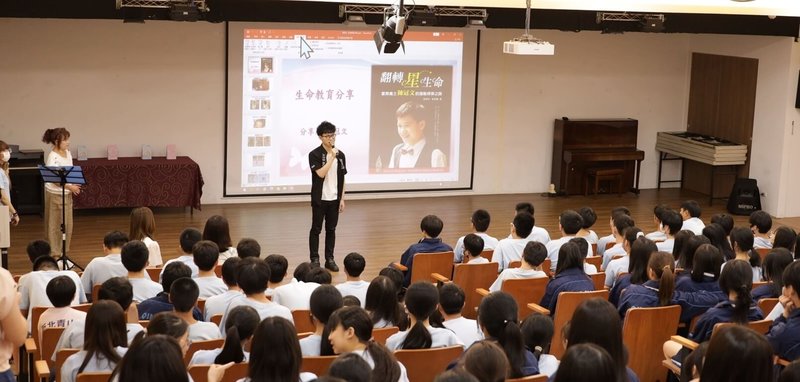 教育部辦理「生命教育人才庫講師」專題講座,生命教育講師陳冠文前往新北市青山國中小,分享自己的成長奮鬥過程。(教育部提供)中央社記者許秩維傳真 114年11月2日