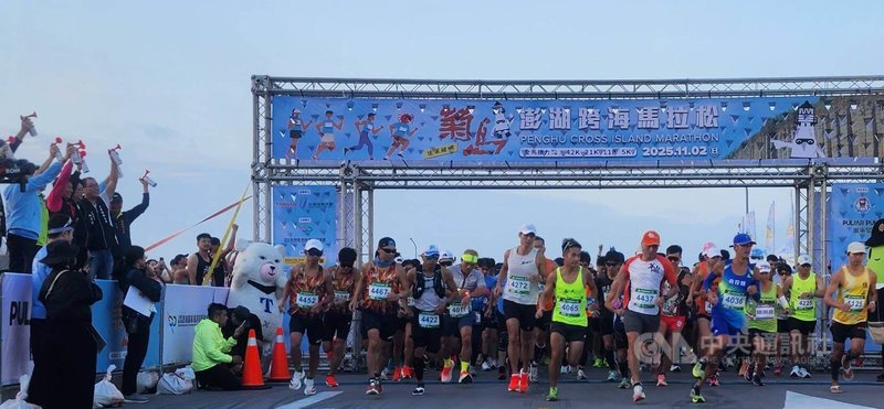 2025菊島澎湖跨海馬拉松,來自國內外3400多名選手,2日拂曉時分,分別從西嶼遊客中心與馬公觀音亭兩地開跑,場面壯觀。中央社 114年11月2日