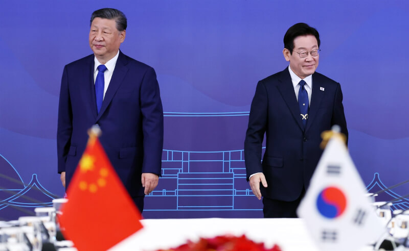 中國國家主席習近平（左）與南韓總統李在明（右）1日在韓國慶州出席APEC峰會期間舉行會晤。（韓聯社）