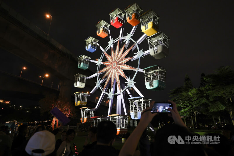 2025台北白晝之夜1日開跑,晚間在圓山景觀公園舉行開幕式,吸引許多民眾到場參觀各式裝置藝術作品與互動裝置等,拿起手機拍照記錄。中央社記者張新偉攝 114年11月1日