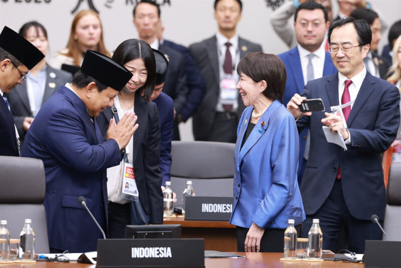 日本首相高市早苗（前右）1日在APEC峰會與印尼總統普拉伯沃（前左）聊天。（韓聯社）