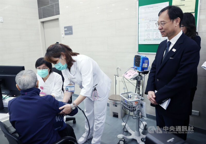 為紓解假日急診壅塞、提升醫療服務效率,健保署宣布自11月2日起試行「假日急症中心(Urgent Care Center,UCC)」,專門收治輕急症患者。2日首次開診,衛福部長石崇良(右)上午出席主持台北市立聯合醫院附設信義門診部UCC記者會並視導醫療流程。中央社記者郭日曉攝 114年11月2日