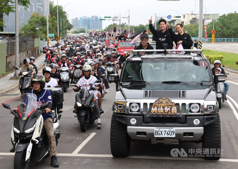 封王遊行2日下午盛大登場,球隊從樂天桃園棒球場出發,桃猿領隊牧野幸輝(車上右起)、副領隊礒江厚綺登上吉普車參與。中央社記者張新偉攝 114年11月2日