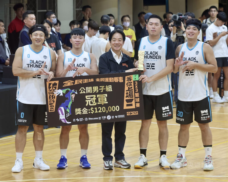 總統賴清德(前中)2日在台北出席「2025總統盃全民運動賽事3x3籃球賽總決賽」閉幕式,公開男子組由「台中黑色閃電」奪冠,賴總統親自頒發獎盃並合影。中央社記者張皓安攝 114年11月2日