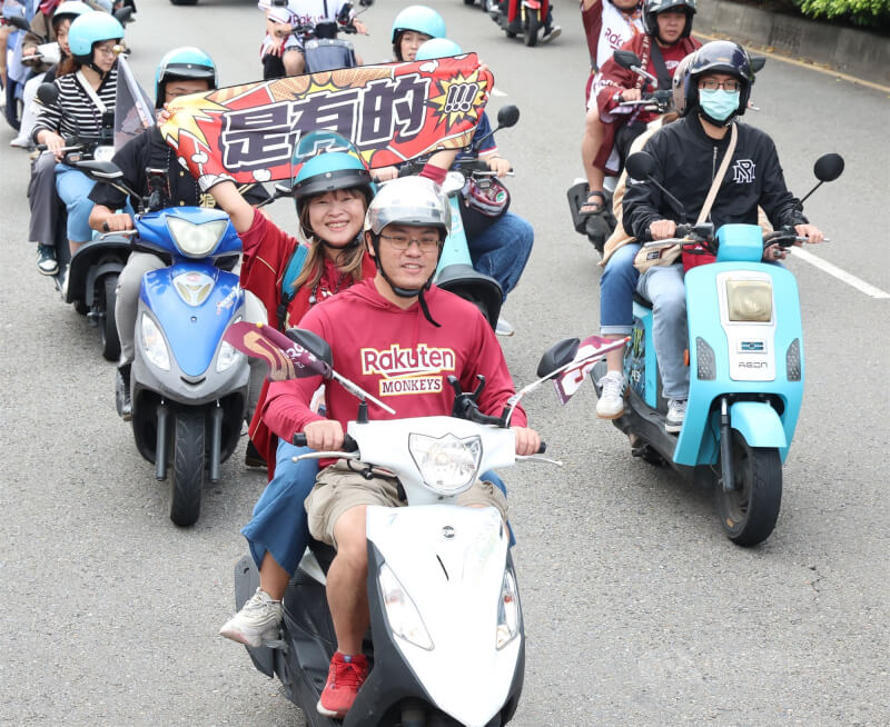 中華職棒樂天桃猿冠軍遊行車隊2日下午從樂天桃園棒球場出發,終點為桃園市政府前廣場,沿途有不少球迷騎車一路熱情跟隨。中央社記者張新偉攝 114年11月2日