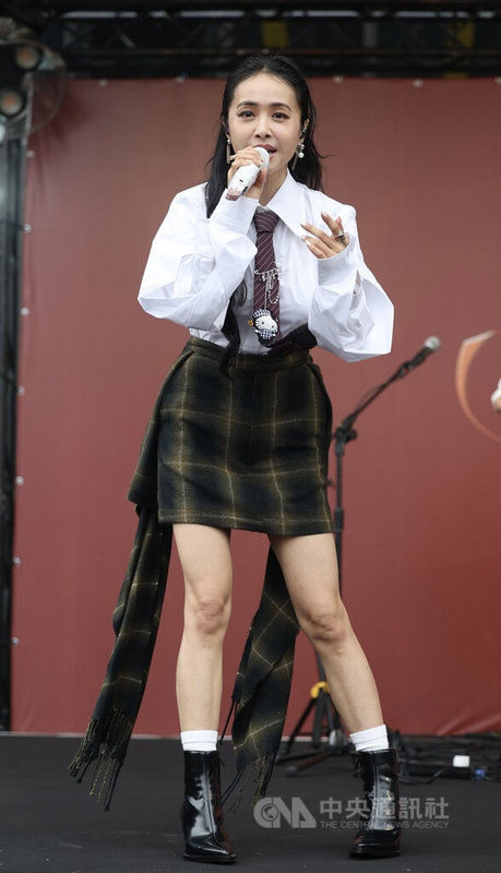 歌手蔡依林新專輯「PLEASURE」簽唱會,2日在台北流行音樂中心戶外表演空間舉行,蔡依林演唱新專輯歌曲獲得歌迷迴響。中央社記者王飛華攝 114年11月2日