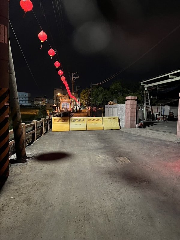 台中非洲豬瘟案場經化學兵10月31日消毒後,預計3日再檢測是否殘存病毒,為避免環境擾動及確保採檢順利,案場周邊擴大封鎖(圖)。(台中市政府提供)中央社記者蕭博陽台中傳真 114年11月2日