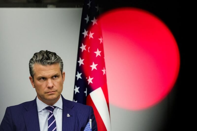 全球矚目的川習會落幕後，美國國防部長赫格塞斯（圖）也和中國國防部長董軍會晤並通話。（路透社）