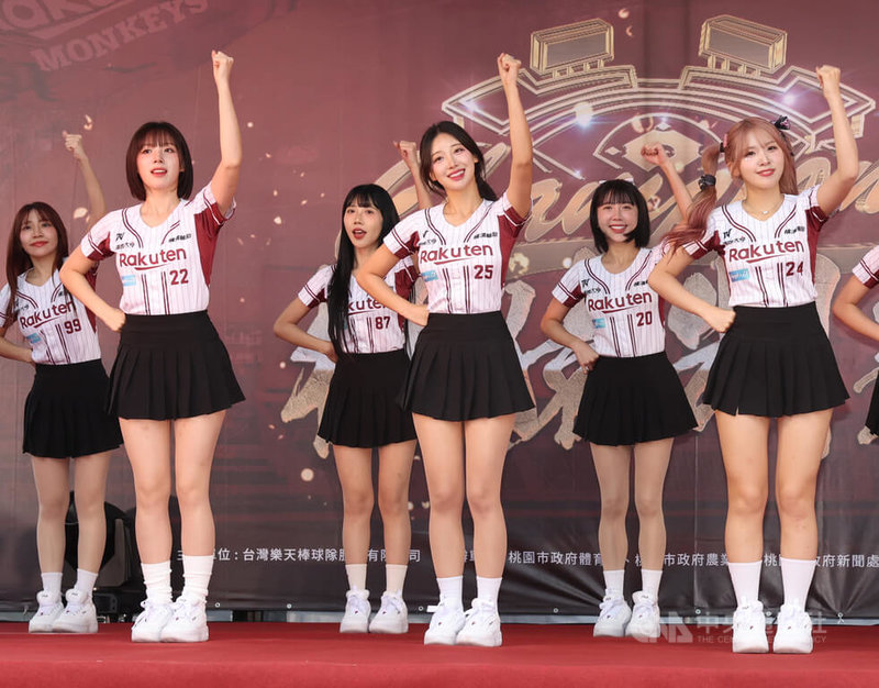 球隊抵達終點站桃園市政府,樂天女孩韓援三本柱河智媛(前左起)、禹洙漢和廉世彬也到場參與活動。中央社記者張新偉攝 114年11月2日