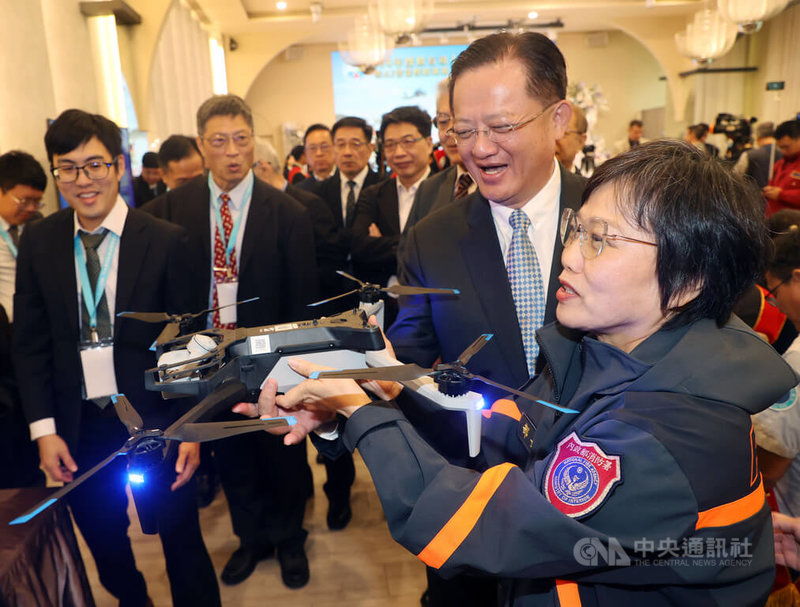 行政院國家搜救指揮中心3日舉行「114年搜救有功人員表揚暨AI智慧搜救派遣系統中程計畫成果記者會」，展示以人工智慧技術強化派遣決策，透過「AI決策輔助」、「複雜地形無人機結合AI影像辨識」等創新技術，內政部長劉世芳（前右）及消防署長蕭煥章（右2）等人參觀。中央社記者郭日曉攝　114年11月3日
