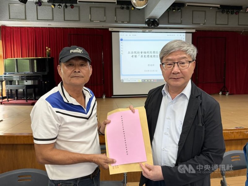 屏盛風力發電公司擬於楓港村設置9座風機引發居民反彈，立法院社會福利及衛生環境委員會3日赴屏東考察，枋山及獅子反對風車自救會長王光盛（左）現場遞交陳情書給環境部次長沈志修（右）。中央社記者李卉婷攝　114年11月3日