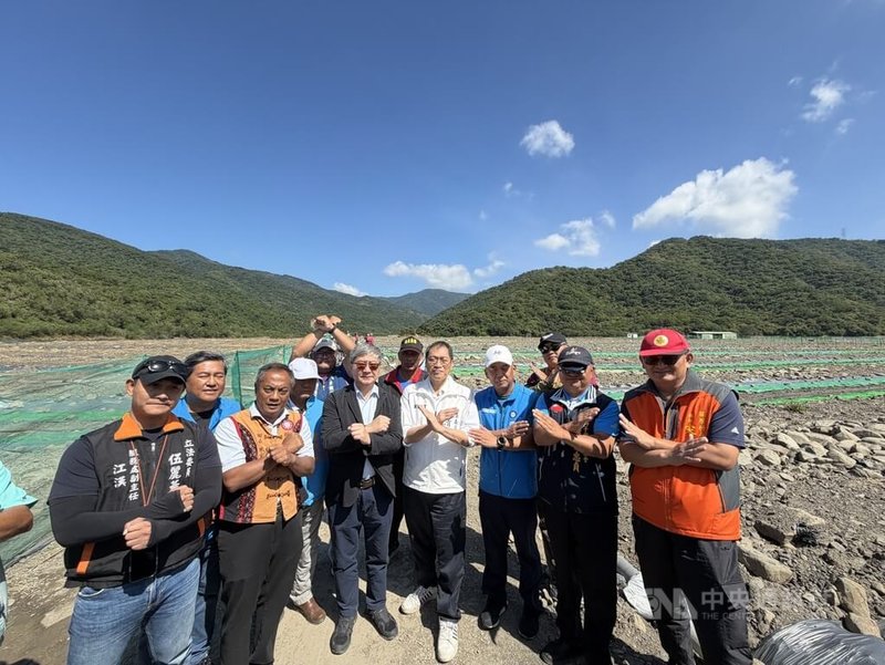 立法院社會福利及衛生環境委員會3日考察屏東野溪河床私種西瓜情形，國民黨立委蘇清泉（前右4）、盧縣一（前右3）等人現勘，盼盡快釐清權責機關。中央社記者李卉婷攝　114年11月3日