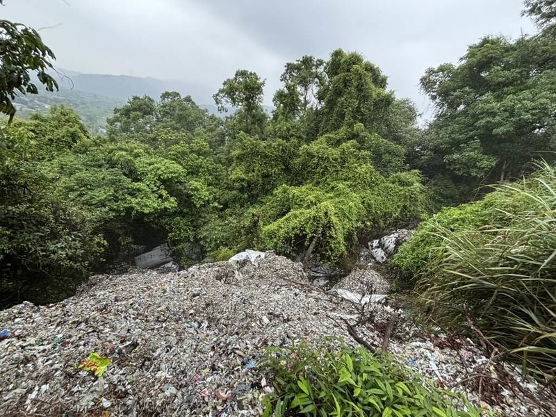 宜蘭縣冬山鄉道教總廟三清宮附近一處私有山坡地遭傾倒大量廢棄物（圖）。環保局3日派員至現場會勘，初步估計棄置面積約73平方公尺、重量約30噸，將會同警方追查行為人。（宜蘭縣環保局提供）中央社記者王朝鈺傳真　114年11月3日
