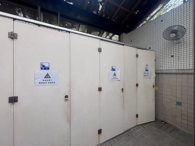 民進黨新竹市議員曾資程3日指出，十八尖山其中一處女廁（圖）6間中竟有4間故障長達1個多月都未修復，嚴重影響遊客權益。竹市府表示，已錄案，將儘速安排修復。（曾資程提供）中央社記者魯鋼駿傳真 114年11月3日