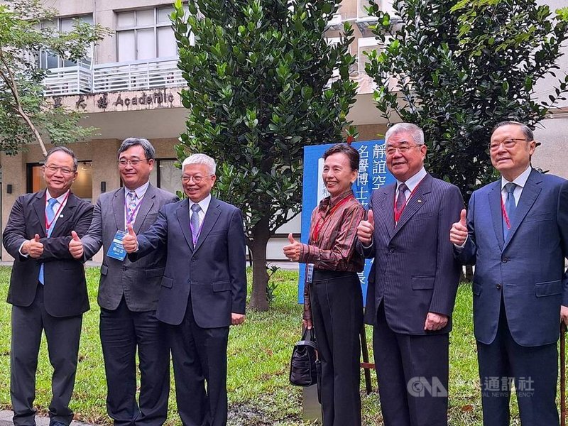 拓凱實業董事長沈文振（右2）與夫人甘美華（右3）全額捐助台北科技大學濟慶館和靜誼空間的整建改善工程，北科大於3日舉行靜誼空間揭牌儀式。中央社記者許秩維攝　114年11月3日