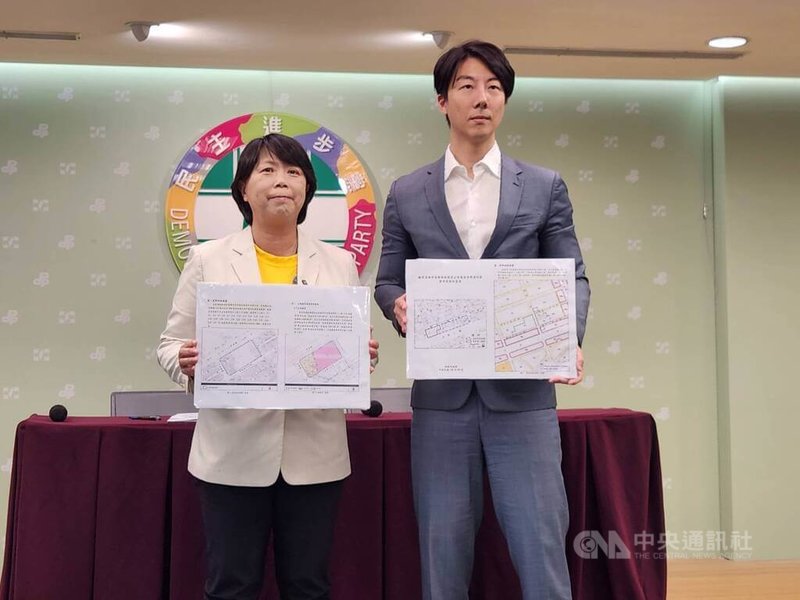 民進黨發言人吳崢（右起）、基隆市議員鄭文婷3日召開「違法送市產？謝國樑停止市政大樓合建都更！」記者會。中央社記者葉素萍攝　114年11月3日