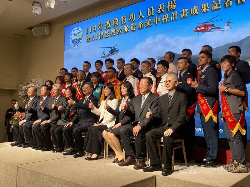 行政院長卓榮泰（前排右5）3日表揚24名114年度搜救有功人員，並合影留念。中央社記者黃麗芸攝　114年11月3日