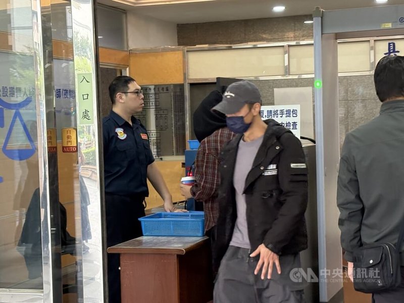 新北地方法院3日針對閃兵案召開準備程序庭,傳喚主嫌陳志明,以及共犯李名宸(前)等人到庭。中央社記者曹亞沿攝 114年11月3日