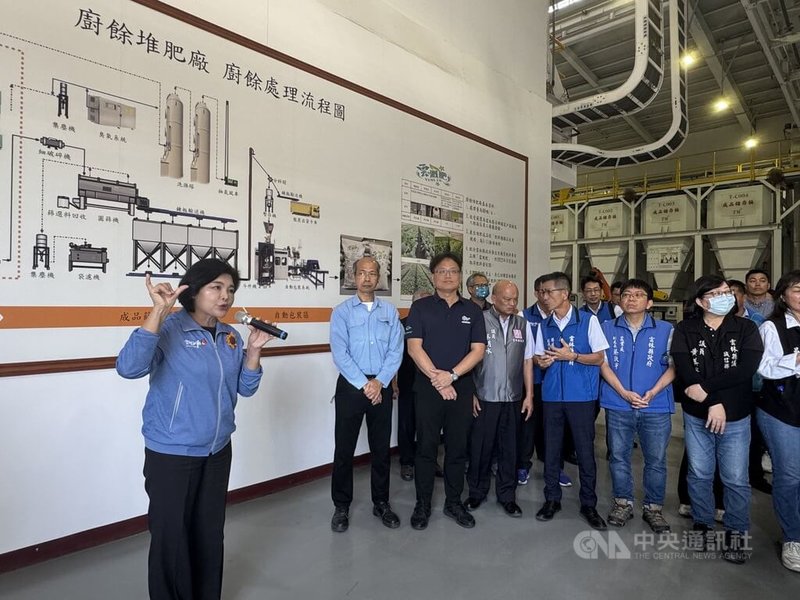 南亞塑膠從民國102年起啟用廚餘資源化場，並協助雲林縣政府去化廚餘累計5.7萬公噸，縣長張麗善（左）3日率議員前往現勘，她重申基於防疫與食品安全，呼籲中央推行一縣市一廚餘資源化處理場。 中央社記者姜宜菁攝  114年11月3日