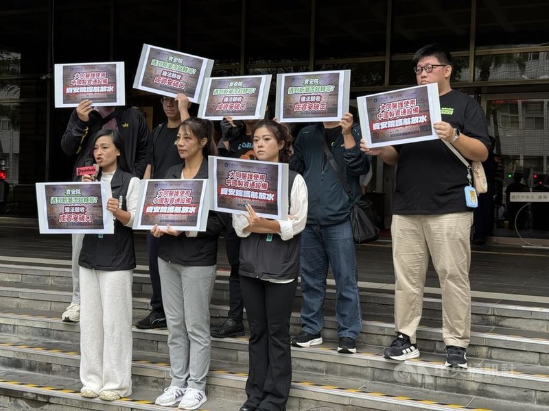 民眾黨主席黃國昌質疑，資安院辦理標案，得標的大同醫護違規使用中國製網通設備。3名黃國昌服務處主任3日到台北地檢署遞狀告發大同醫護董事長洪奇昌、前資安院院長何全德偽造文書、貪污等罪，要求徹查。中央社記者林長順攝  114年11月3日
