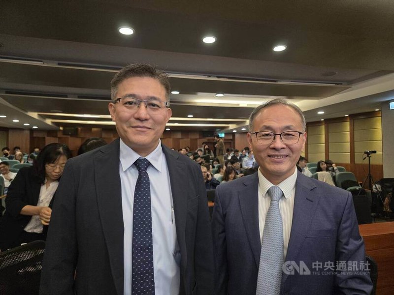 PSA華科事業群旗下瀚宇博德與精成科技舉辦聯合法人說明會，瀚宇博德、精成科總經理陶正國（左）指出，旗下多國廠區加速擴產，2026年成長力道明確。右為精成科技旗下馬來西亞PCB製造廠ELNA社長楊其荺。中央社記者江明晏攝　114年11月3日