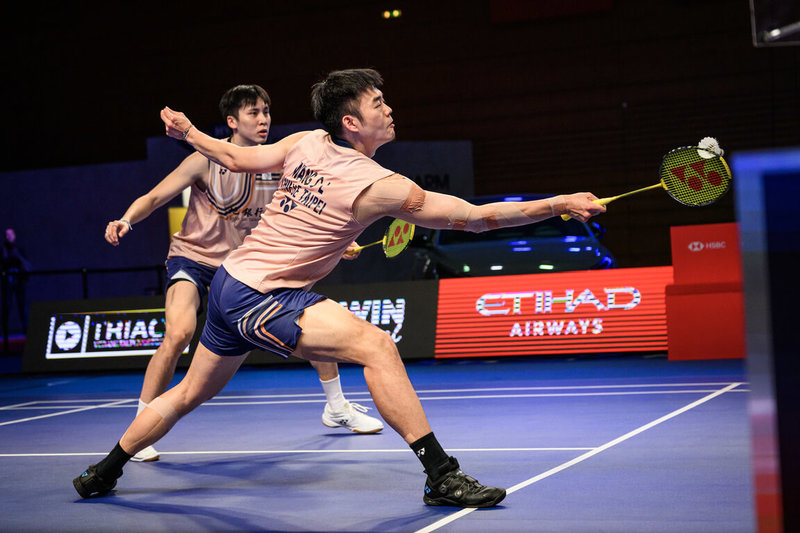 台灣羽球男雙組合王齊麟(前)、邱相榤(後)2日靠著出色的默契和技巧,如願拿到500等級的海洛公開賽冠軍。(BadmintonPhoto提供)中央社記者黎建忠傳真 114年11月3日