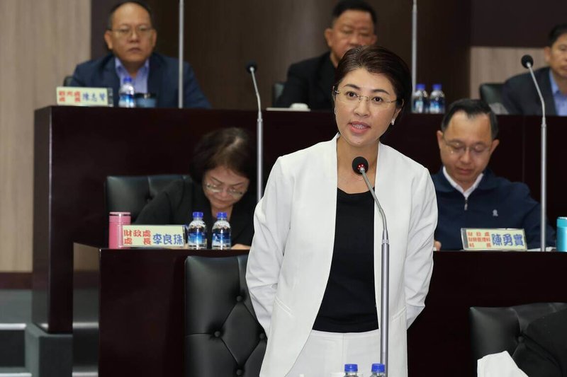 南投縣長許淑華（前）3日在南投縣議會答詢表示，身為縣長不只要推動社會福利及地方基礎建設，還有所謂的「嫌惡設施」，若確實有需要時，仍應積極規劃，做好溝通化解疑慮、嚴格落實環評及相關標準。（南投縣政府提供）中央社記者蕭博陽南投縣傳真　114年11月3日