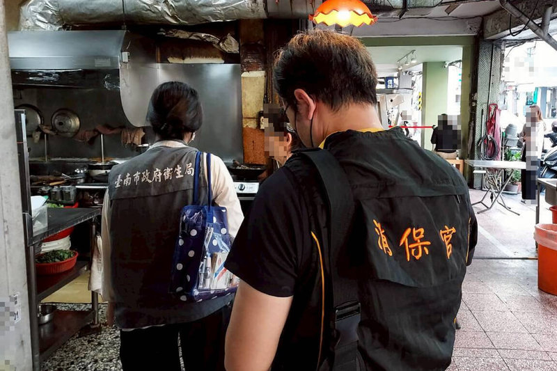 有民眾網路發文反映台南市某羊肉店竟於地上處理食材，恐有衛生安全疑慮。台南市衛生局3日公布稽查結果指出，2日稽查時未查獲業者於地面切肉，但業者坦承確有員工於地面切肉。衛生局當場予以告誡，責令業者確實遵守食品衛生相關規定，倘若再有類似情事發生，將依法開罰。（台南市政府提供）中央社記者楊思瑞台南傳真　114年11月3日