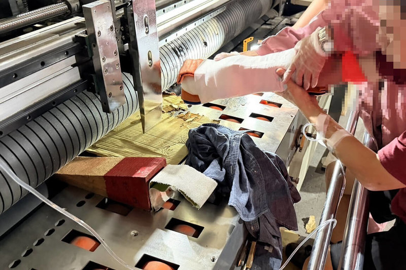 台南市新營區一家工廠3日下午發生男性員工手部遭切紙機器夾住意外，消防獲報到場，經使用破壞器材並在醫療團隊人員協助下順利幫助傷者脫困、送醫。（讀者提供）中央社記者楊思瑞台南傳真　114年11月3日