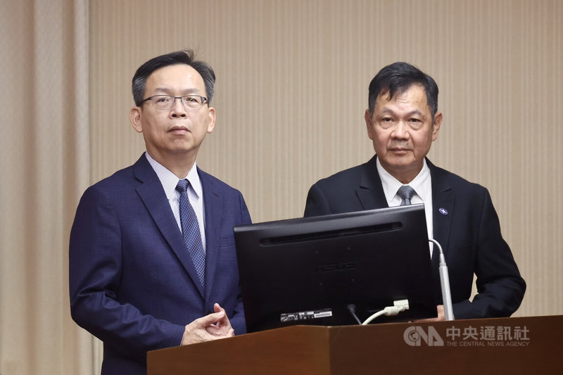 立法院交通委員會3日審查「氣象法部分條文修正草案」，交通部常務次長林國顯（左）、氣象署長呂國臣（右）列席備詢。中央社記者王飛華攝　114年11月3日