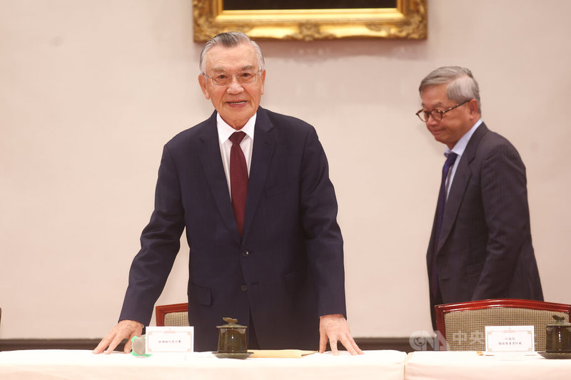 2025 APEC峰會落幕，台灣領袖代表林信義（左）3日下午在總統府大禮堂出席代表團返國記者會，親自說明與多國領袖代表互動情形與成果。中央社記者王騰毅攝　114年11月3日