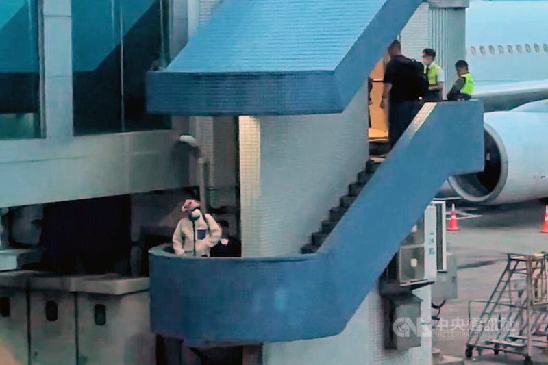 韓星G-DRAGON（GD，權志龍）結束在台北大巨蛋的演唱會，3日下午從桃園國際機場搭機返回韓國。由於GD透過環宇商務中心服務搭車至機坪登機，因此多數旅客及民眾都未發現。中央社記者吳睿騏桃園機場攝　114年11月3日