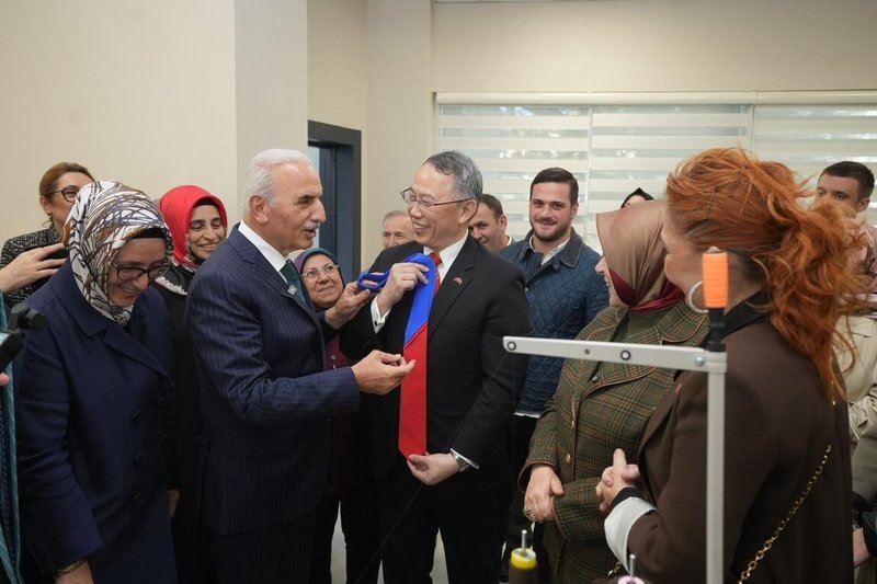 駐土耳其代表黃志揚（左3）獲「時尚與風格學院」贈送學員設計縫製，以「青天白日滿地紅」的國旗配色為靈感發想的領帶。（駐土耳其代表處提供）中央社記者李晉緯新德里傳真　114年11月3日