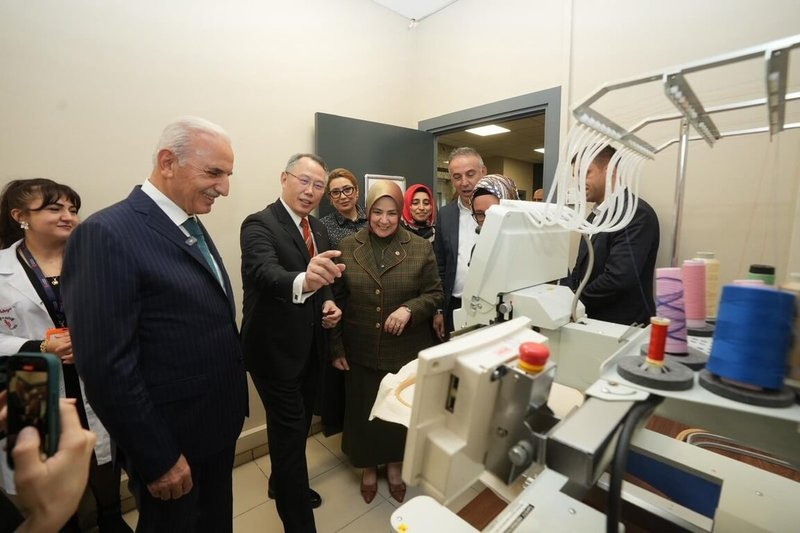 台灣駐土耳其代表黃志揚（左3）與土耳其官員共同檢視台灣捐贈的專業裁縫機。（駐土耳其代表處提供）中央社記者李晉緯新德里傳真　114年11月3日