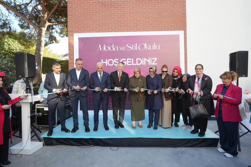 台灣駐土耳其代表黃志揚（左4）與土耳其官員共同為「時尚與風格學院」揭幕儀式剪綵。（駐土耳其代表處提供）中央社記者李晉緯新德里傳真　114年11月3日