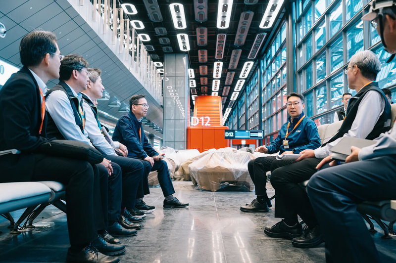 為提升桃園國際機場整體服務品質及運能,第3航廈北登機廊廳工程正在進行營運設備與服務設施進場及相關工程系統整合、調校等作業,交通部長陳世凱(後右)3日前往視察,指示做好試營運準備工作。(桃園國際機場公司提供)中央社記者吳睿騏桃園機場傳真 114年11月3日