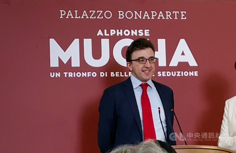 捷克國寶藝術家慕夏（Alphonse Mucha）的曾孫馬可斯（Marcus Mucha）親自出席羅馬的慕夏展覽，他強調慕夏非常崇敬羅馬這個藝術殿堂，慕夏在天之靈也會認為能在羅馬舉辦展覽是喜悅與榮幸的事情。中央社記者黃雅詩羅馬攝　114年11月3日