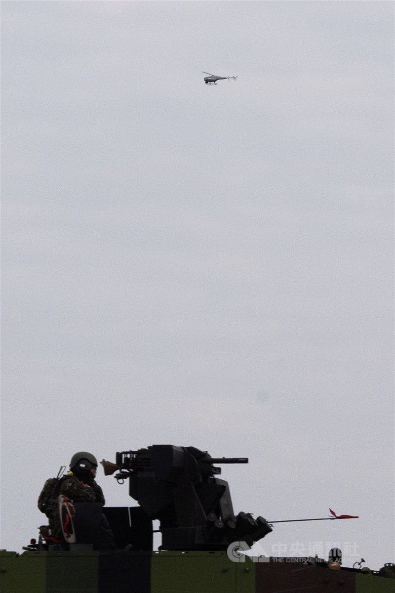 圖為陸軍近程戰術無人機（上）升空偵查。（中央社檔案照片）