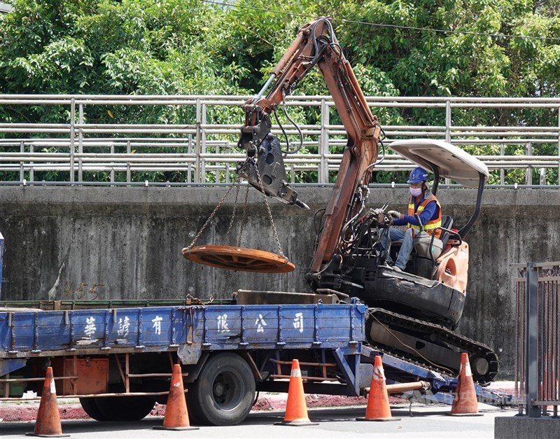 勞動基金9月收益新台幣2167億元。圖為勞工在烈日下工作。（中央社檔案照片）