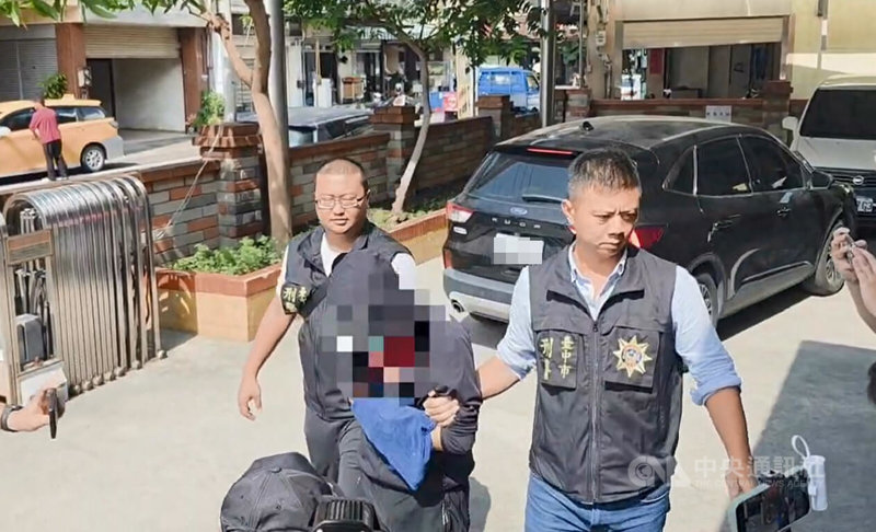 台中市許姓男子（前右2）疑因租屋糾紛，3日到屋主住宅縱火。警消到場後救出一對母女送醫皆不幸身亡；許男逃逸後自傷，警方戒護就醫無大礙，下午被帶回警局偵辦，後續將依殺人及公共危險罪嫌移送檢方偵辦。（翻攝照片）中央社記者蘇木春傳真　114年11月3日