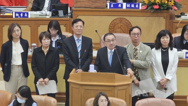 新北市八里區的八仙樂園因10年前塵爆事件後封閉迄今，市長侯友宜（立者右3）3日表示，希望業者能面對問題，他支持八仙樂園重建水上樂園或兒童樂園。中央社記者王鴻國攝　114年11月3日