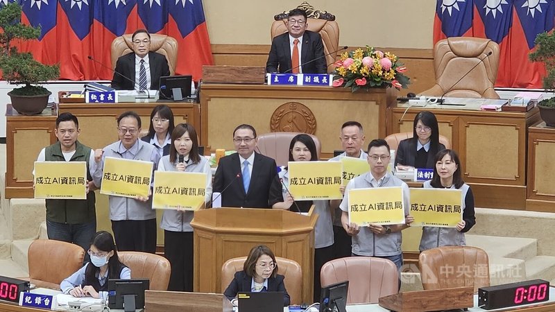 新北市議會3日進行市政總質詢，多名民進黨籍議員聯合質詢時建議市府應整合成立「AI資訊局」，市長侯友宜（立者左4）表示，民國115年評估完成會向議會報告，朝這個方向努力走。中央社記者王鴻國攝　114年11月3日