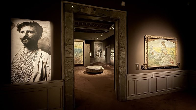 羅馬舉辦捷克藝術家慕夏展。現場布置成具有19世紀風格的沉浸式體驗場景。（主辦單位Arthemisia提供）中央社記者黃雅詩羅馬傳真　114年11月3日